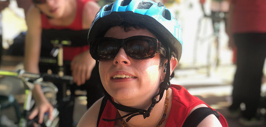 Beth Moulam wearing helmet at RaceRunning event